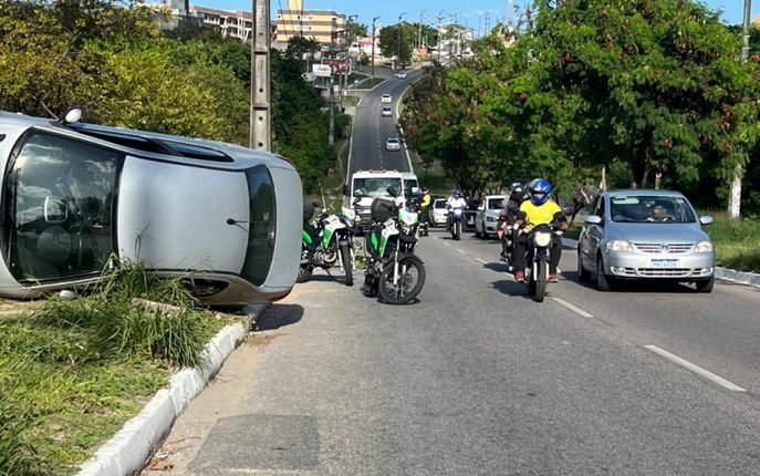 Carro tomba após motorista perder o controle do veículo em João Pessoa